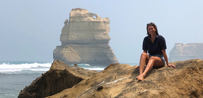 Austauschschülerin auf einem Hügel in Queensland am Meer