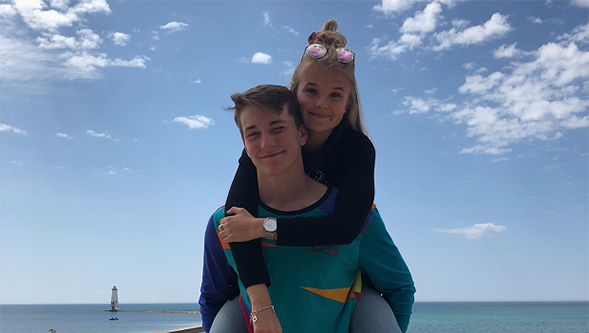 Austauschschüler und Schülerin in Michigan, USA am Meer