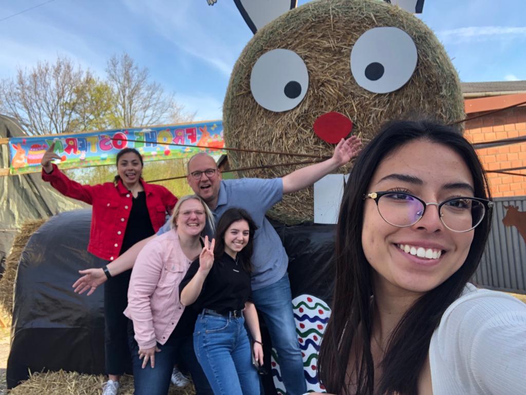 Gruppenfoto mit Gastfamilie und Gastkind