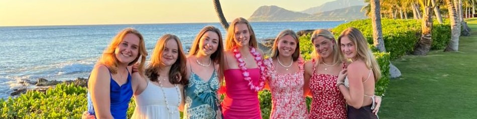 Austauschschülerinnen am Meer auf Hawaii