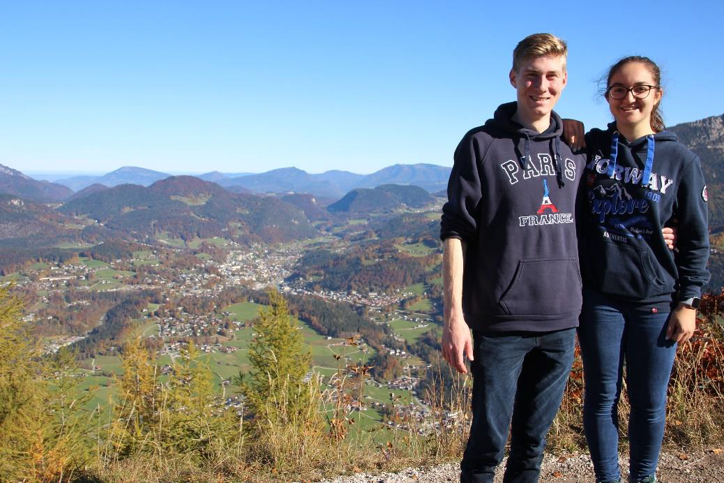 Gastschwester und Gastbruder bei einem Spaziergang durch die bergige Landschaft