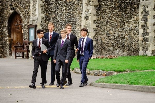 Schüler auf dem Campus eines Internats in England