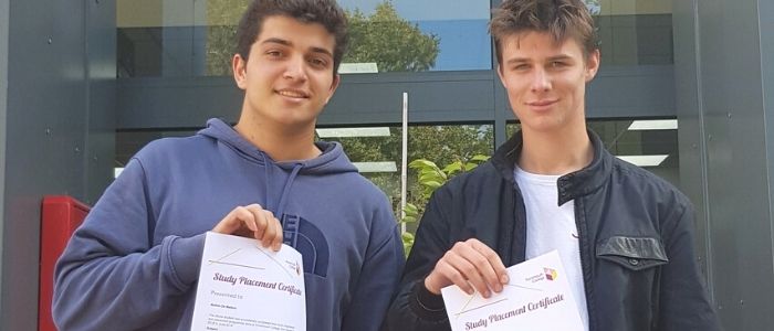 Zwei Austauschschüler halten Placement Zertifikat in den Händen