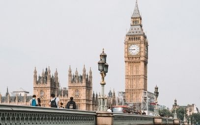 Blick auf die Brücke vor dem Big Ben in London, Großbritannien