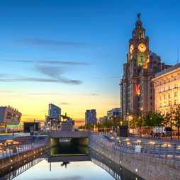 Blick auf Liverpool, Großbritannien bei Nacht
