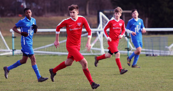 High School Schüler spielen Fußball auf einem Sportplatz