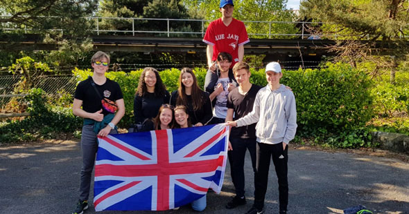 Austauschschüler und Schülerinnen mit England Flagge