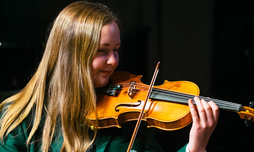 Austauschschülerin spielt Geige