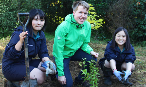 Austauschschüler bei der Gartenarbeit