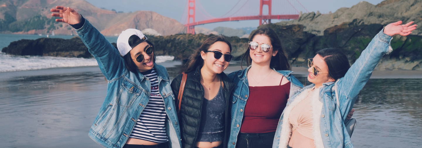 High School Schüler und Schülerinnen vor der Golden Gate Bridge in San Francisco, Kalifornien