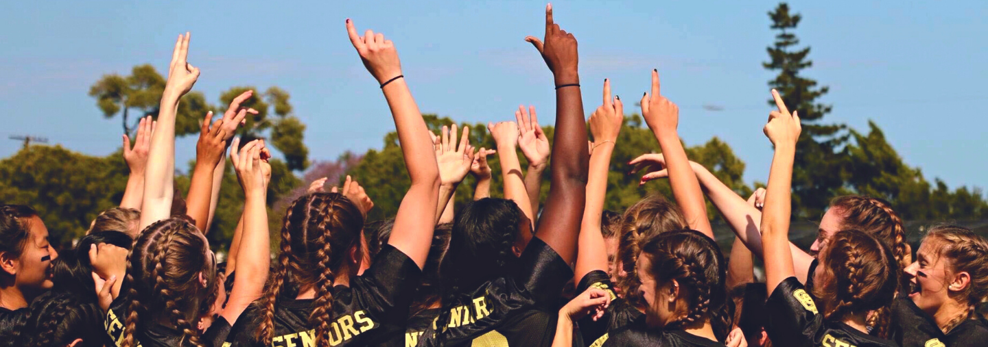 High School Schüler und Schülerinnen feuern Spieler bei einer Sportveranstaltung an