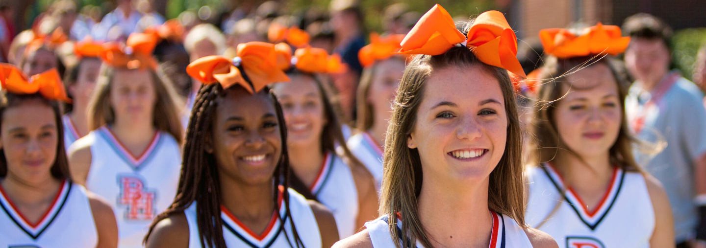 High School Cheerleaderinnen bei einem Auftritt