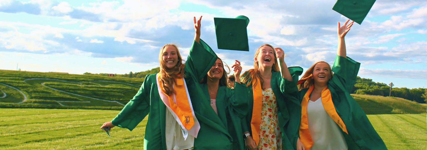 USA High School Absolventinnen werfen ihre Hüte in die Luft