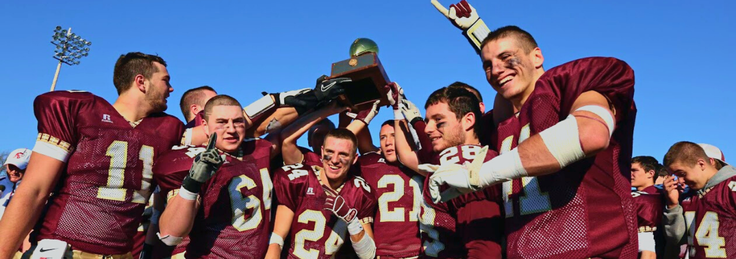 High School Football Spieler feiern ihren Sieg auf dem Sportplatz