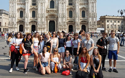 Gruppenfoto mit Austauschschülern und Austauschschülerinnen vor einer Kathedrale in Italien