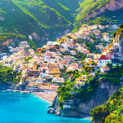 Blick auf die Küste von Kampanien in Italien