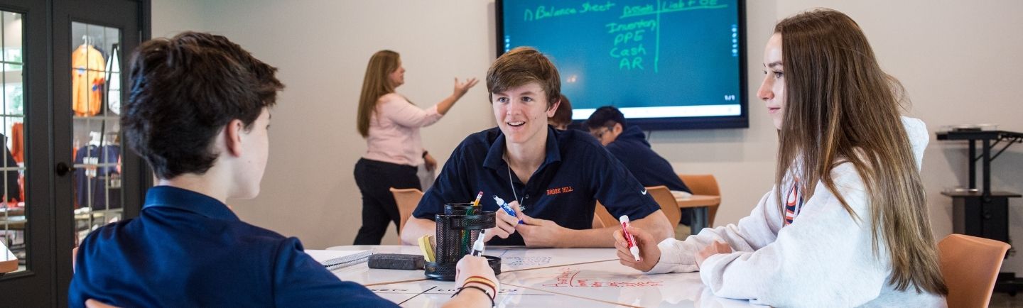 High School Schüler und Schülerin in der Schule beim Unterricht