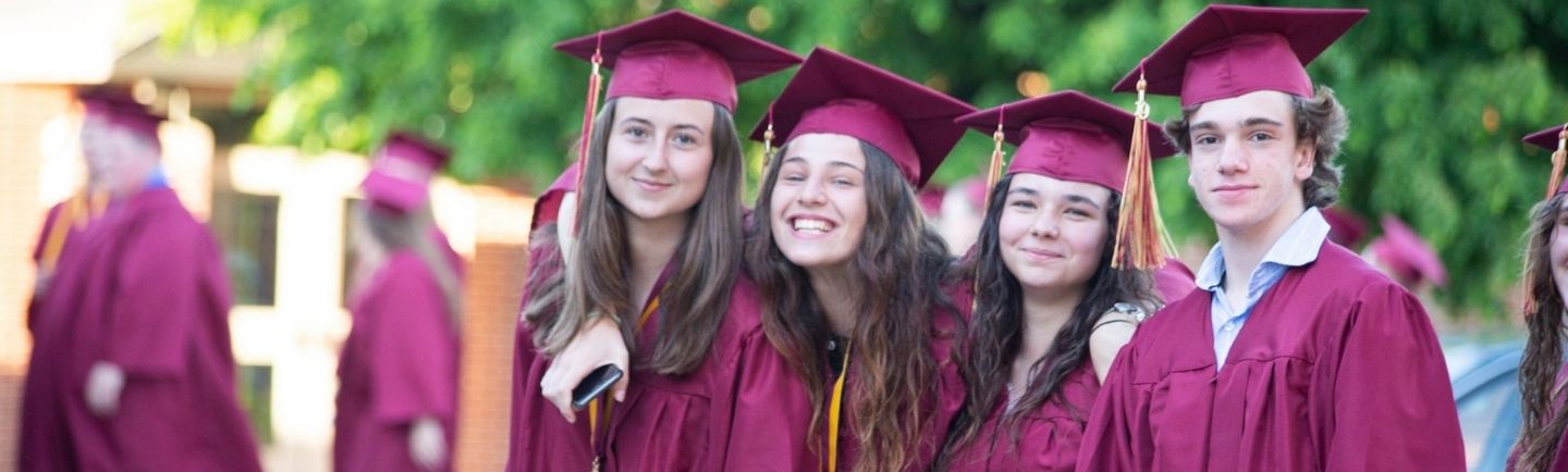 High School Schülerinnen und Schüler auf ihrer Abschlussfeier