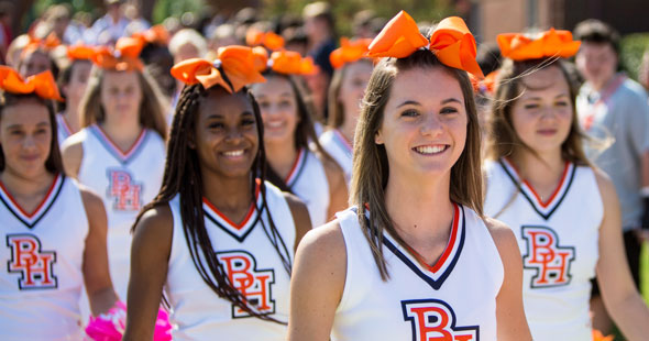 High School Cheerleaderinnen bei einem Auftritt