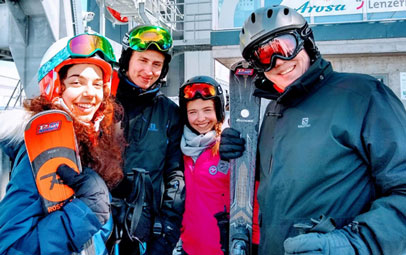 Austauschschüler ist mit der Gastfamilie Skifahren