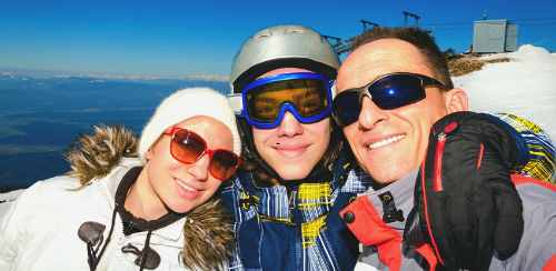Austauschschüler fährt mit Gastfamilie Ski