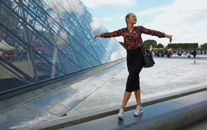 High School Schülerin am Louvre in Paris