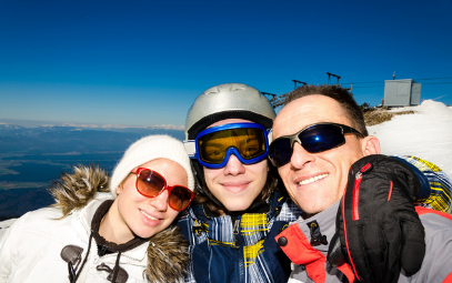 Austauschschülerin mit der Gastfamilie Skifahren