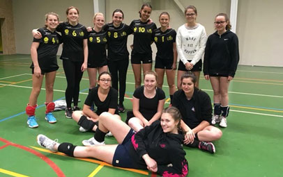 High School Handballerinnen in der Sporthalle bei einem Teamfoto