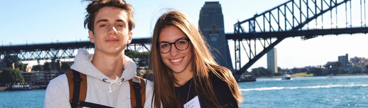 Austauschschüler und Schülerin vor der Harbour Bridge in Sydney, Australien