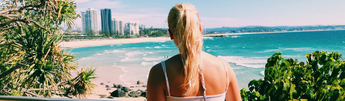 Austauschschülerin genießt fantastischen Blick auf die Gold Coast in Australien