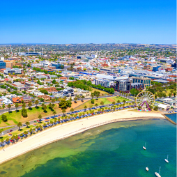 Blick von oben auf den Strand in Victoria, Australien