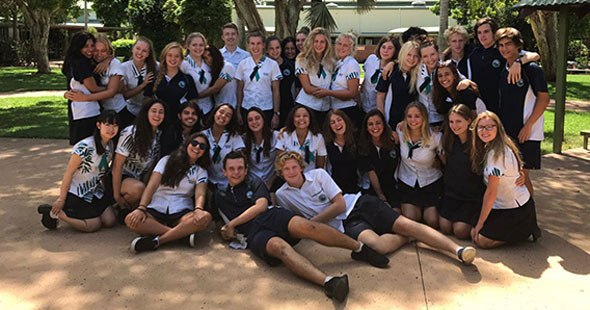 Gruppe von High School Schülerinnen und Schülern auf dem Schulhof der Sunshine Beach State High School in Australien