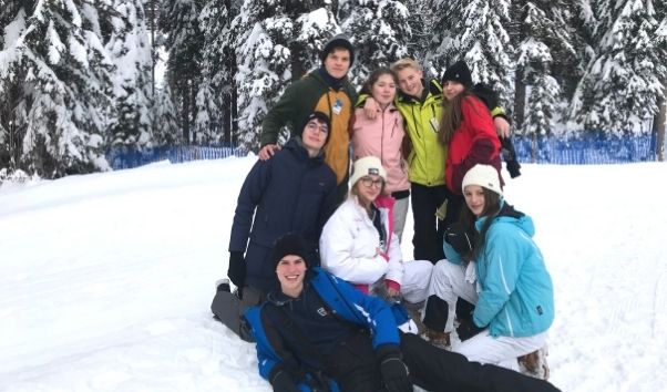 High School Schülerinnen und Schüler im Schnee in Alberta