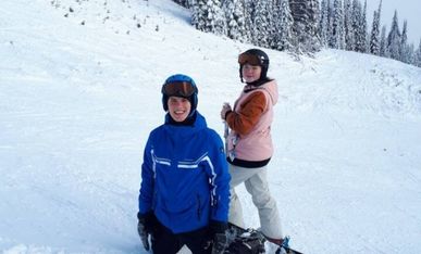 High School Schüler und Schülerin fahren Snowboard im Schnee