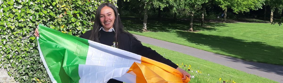 Austauschschülerin mit irischer Flagge