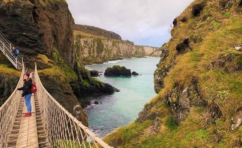 Ausblick über Wasser und Hängebrücke mit Austauschschülerin