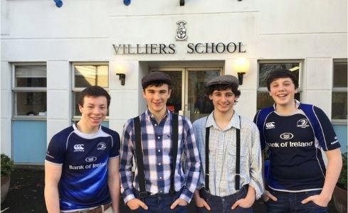 Gruppe von Austauschschülern vor einer irischen Schule