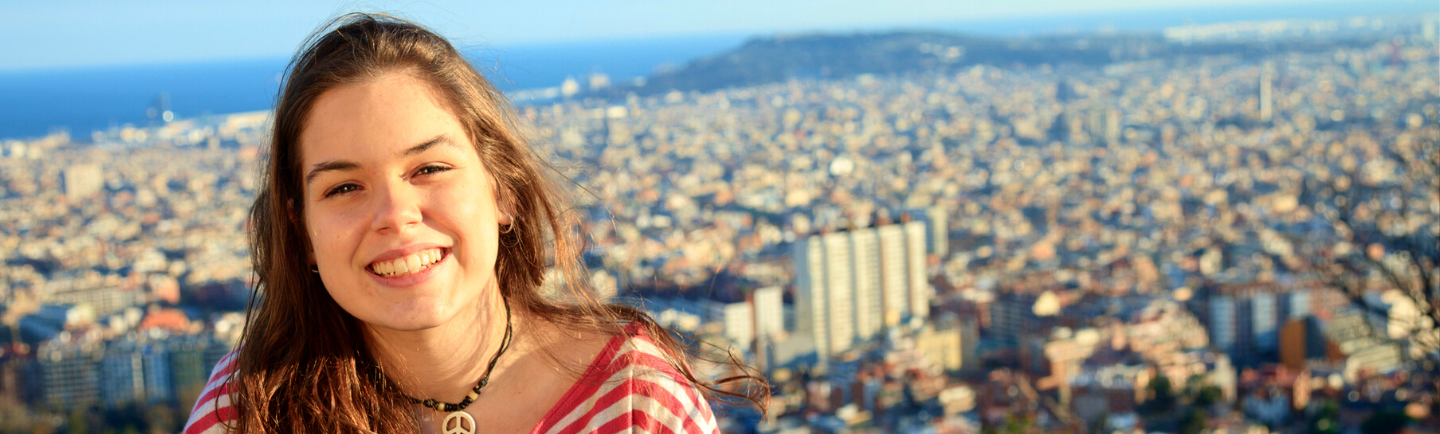 Austauschschülerin genießt fantastische Aussicht über Barcelona