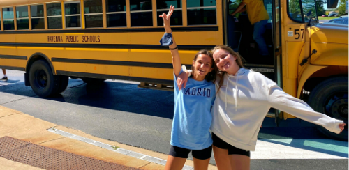 Austauschschülerinnen vor einem gelben Schulbus in den USA