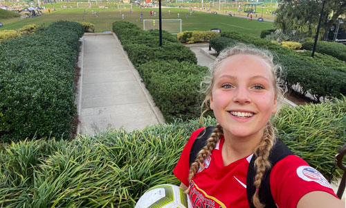 Selfie von einer Schülerin in einem Football Trikot