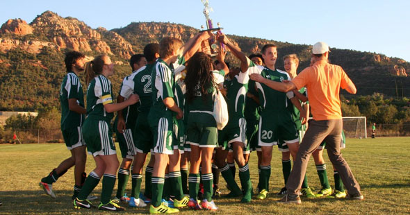 High School Schüler und Schülerinnen bei Pokal Game auf einem Sportplatz in Oklahoma, USA