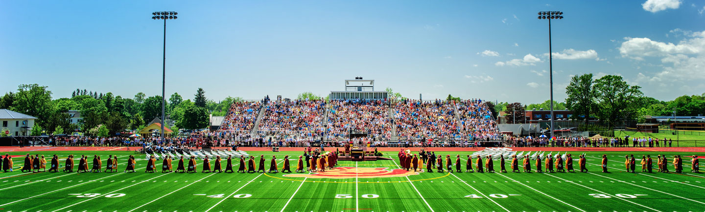 Viele Schülerinnen und Schüler bei der Abschlusszeremonie der Thornton Academy, Maine, USA