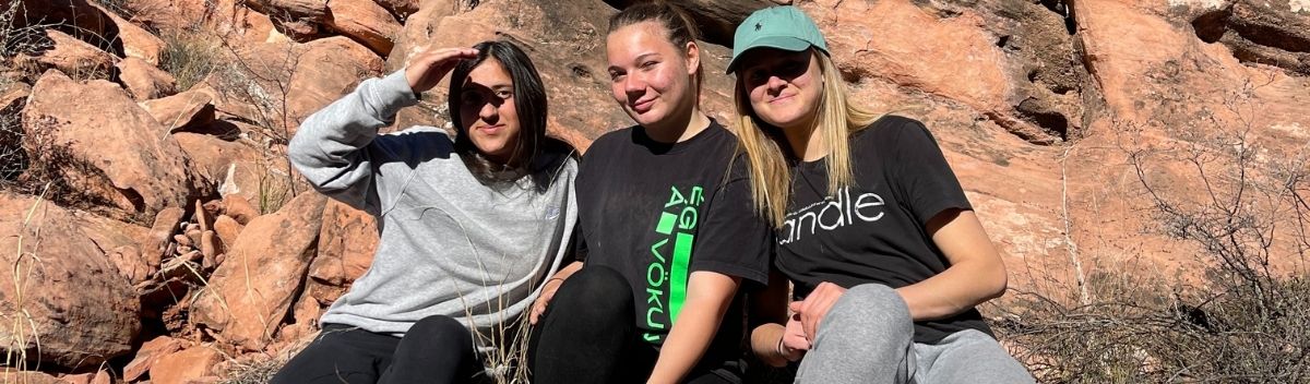 Drei Austauschschülerinnen sind wandern in den Bergen