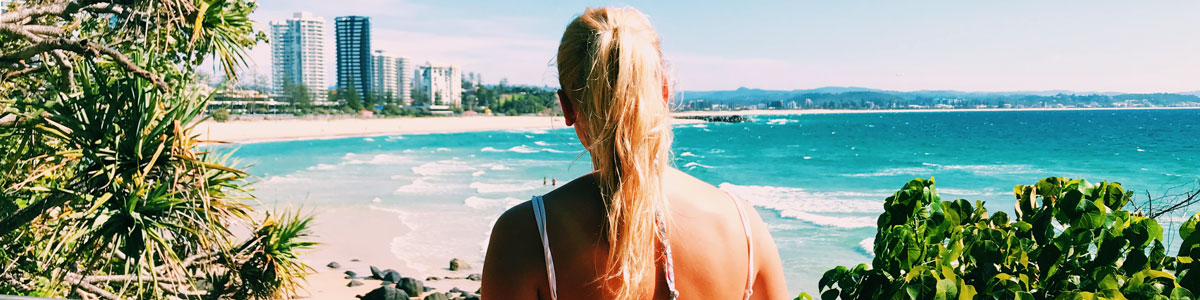 Austauschschülerin genießt Ausblick über die Gold Coast in Australien