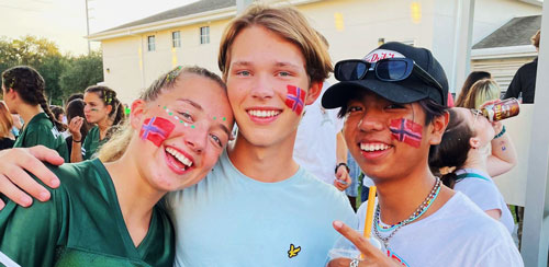 Austauschschülerinnen mit geschminkter Norwegen Flagge im Gesicht