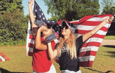 High School Schülerinnen mit USA Flagge auf einer Wiese