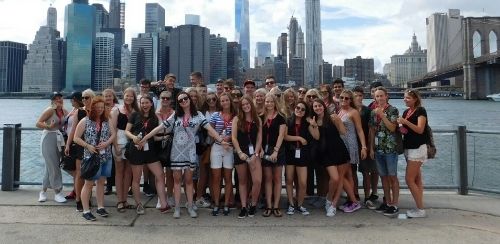 Gruppe mit Austauschschülerinnen und Schülern in New York vor der Skyline