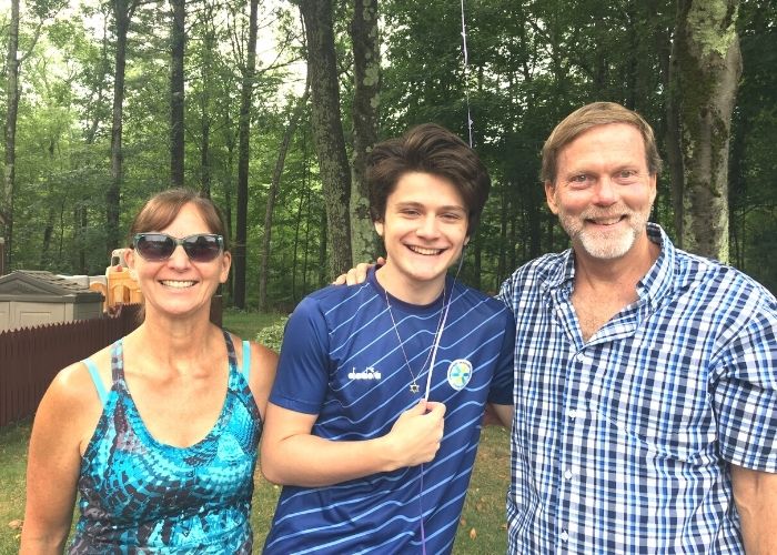 Austauschschüler mit seiner Gastfamilie in einem Wald in Michigan, USA