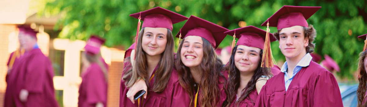 High School Absolventen und Absolventinnen Freundesgruppe in rotem Outfit