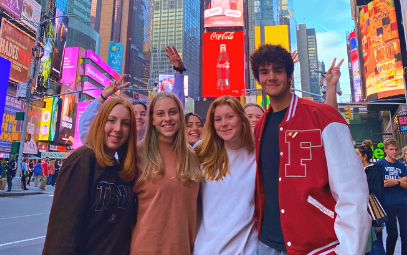 Austauschschüler und Schülerinnen am Timesquare in New York, USA